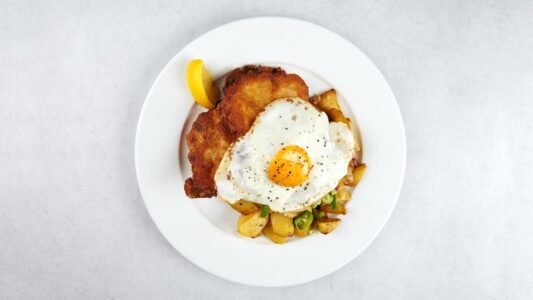 Gasthaus Julchen Hoppe - Foto deutsche Küche schnitzel und spiegelei