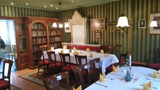 Gasthaus Julchen Hoppe - Foto deutsche Küche innenansicht gastraum mit gedeckten tischen