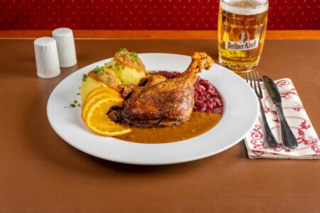 Gasthaus Julchen Hoppe - Foto deutsche Küche Gänsekeule mit rotkohl und kloss