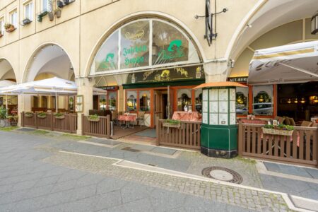 Gasthaus Julchen Hoppe - Foto strassenansicht sitzplätze aussen