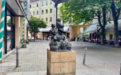 Drei Berliner Charakterköpfe in Bronze sagen „Willkommen im Nikolaiviertel“