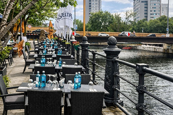kunst gemalde kuh bild bei Raumausstatter fr&ouml;hlich wohnen in Berlin-Mitte