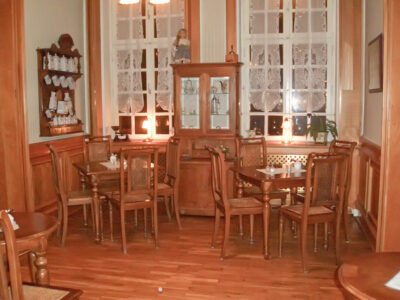 Restaurant & Cafe Ephraim's holzgetäfelter gastraum