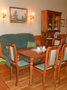Restaurant & Cafe Ephraim's gastraum mit tisch und sofa