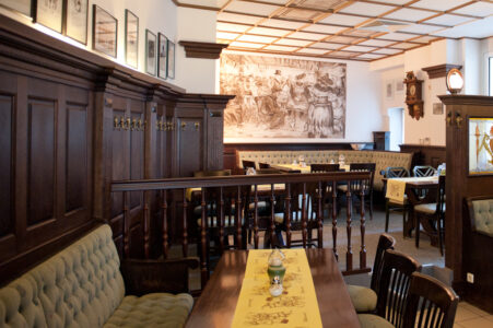 Zille-Stube dekorierter gastraum mit gedecktem tisch