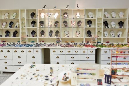 Schmuck & Kunsthandwerk dekorierter schmuck im geschäft