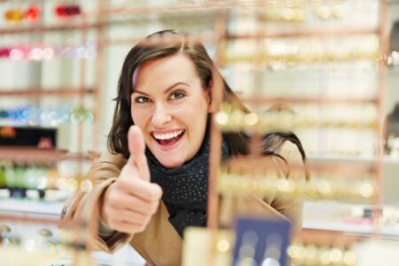 Schmuck & Kunsthandwerk kundin im geschäft