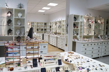 Schmuck & Kunsthandwerk innenansicht mit waren in regalen