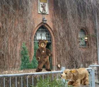 © Christa Junge, Vorsitzende des Vereins Berliner Bärenfreunde 							mit freundlicher Genehmigung; Eingang vom ehemaligen 								Bärenzwinger  https://www.berliner-baerenfreunde.de/web/ 								Steiffbären aus der Sammlung Fellberg