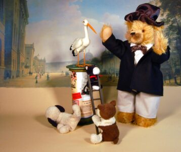 © Dr. Ursula Fellberg: Teddybär „Litfaß“, ist aus der Serie „Alt-Berliner Originale“ 
(von Hermann Coburg) von Teddy’s und gehört zur Sammlung Fellberg