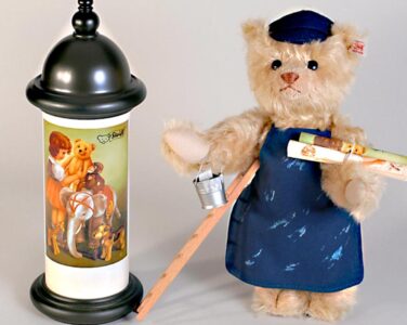 © Dr. Ursula Fellberg: Teddybär „Litfaßjunge“, ist von Steiff und gehört zur Sammlung Fellberg