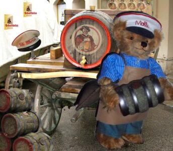 © Dr. Ursula Fellberg: Teddybär „Bierkutscher“, ist aus der Serie „Alt-Berliner Originale“ (von Hermann Coburg) von Teddy’s und gehört zur Sammlung Fellberg