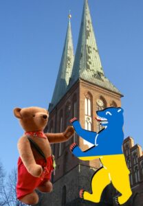 © Dr. Ursula Fellberg: Der „Friedensbär Give Peace a Chance” und der Club Bär 2022 „Kleiner Sternenhimmel“ sind von Hermann Coburg, 
Bruno ist von Hermann Hirschaid und tanzt mit dem Berliner Bär in den Farben der Ukraine; alle gehören zur Sammlung Fellberg