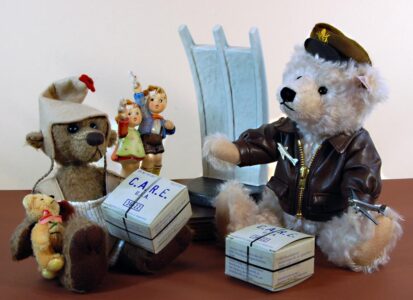 © Dr. Ursula Fellberg: Teddybär „Rosinenbomber“ ist von Steiff, sein Freund von Anna Dazumal und das winkende Kinderpaar am Luftbrückendenkmal ist eine Hummelfigur, alles gehört zur Sammlung Fellberg