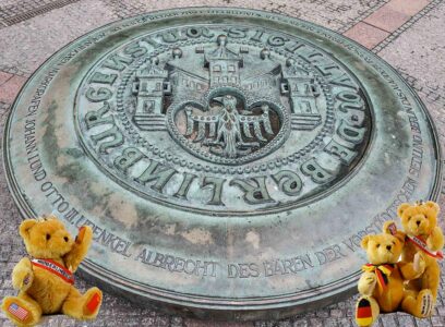 © Dr. Ursula Fellberg, Stadtsiegel, fotografiert vor der Berliner Nikolaikirche 
und Berliner Bären aus der Sammlung Fellberg