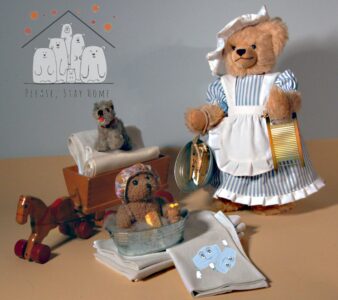 © Dr. Ursula Fellberg: Teddybärin „Berliner Waschfrau“, ist aus der Serie „Alt-Berliner Originale“ (von Hermann Coburg) 
von Teddy’s, die kleinen Freunde sind „no names“ und gehören zur Sammlung Fellberg