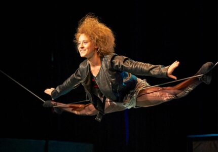 Foto: Heike Merz Foto einer Artistin auf dem Slappseil