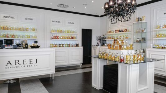 Innenansicht des Ladengeschäfts Areej Essence of Berlin zeigt viele Parfümflacons in weissen Regalen