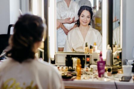 Kundin beim Haarstyling für ihre Hochzeit