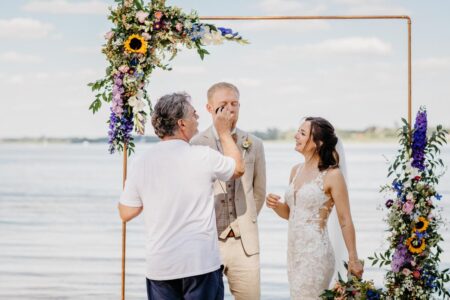 Marco Mannozzi beim Schminken eines Bräutigams
