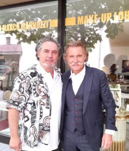 Marco Mannozzi mit Ingo Lenssen vor der Make Up Lounge