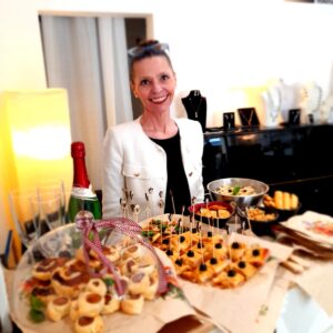 Foto Geburtstag der Make Up Lounge mit Sekt und Häppchen