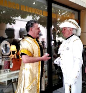 Marco Mannozzi mit einem kostümierten Teilnehmer der Nikolaifestspiele