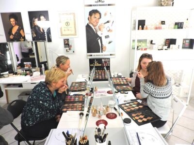 Teilnehmerinnen eines Make Up Workshops