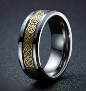 Ordinary Magic Bild eines silbernen Rings mit goldenen Einlagen