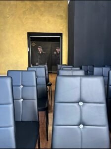 Ordinary Magic - Stühle stehen für eine Aufführung bereit