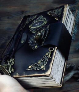 Ordinary Magic Foto zeigt ein Buch mit einem schwarzen Ledereinband und einem Schloss