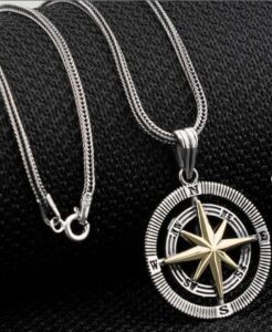 Ordinary Magic Foto eines silbernen Amulets mit Kompassmotiv