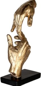 Ordinary Magic Skulptur: zwei goldene Hände berühren sich