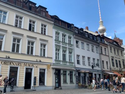 Ordinary Magic Foto des Ladengeschäfts von außen mit Fernsehturm im Hintergrund