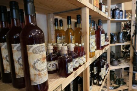 amarandel warenregal mit met flaschen