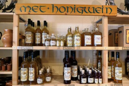 amarandel warenregal mit honigwein