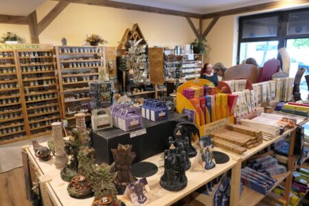 amarandel holzfiguren im laden