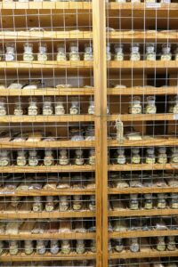 amarandel kleine flaschen in einem warenregal