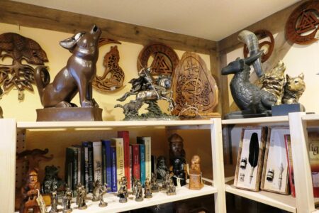 amarandel figuren im regal heulender wolf