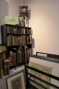 antiquariat landkarten und bücherregal