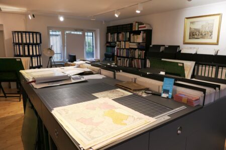 antiquariat landkarten auf einem tisch