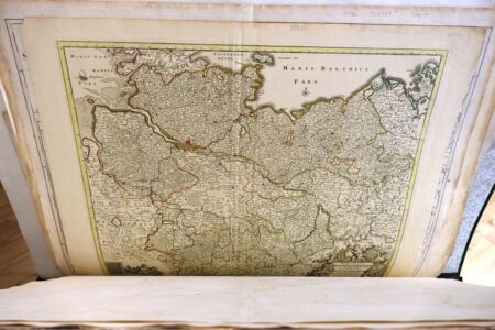 antiquariat alte karten in einem ständer