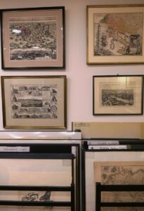 antiquariat gerahmte alte stiche an einer wand