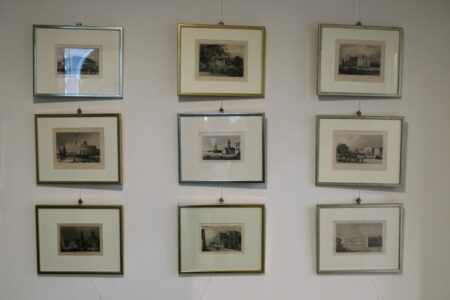 antiquariat gerahmte stiche an der wand