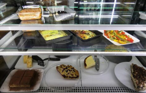 heidis café kuchen in der vitrine