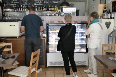 heidis café kunden warten am tresen