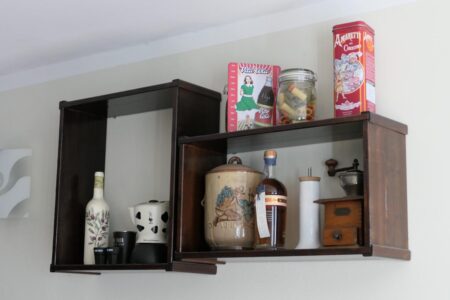 heidis café wandregal im cafe