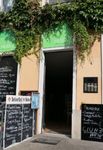 heidis café eingang des cafes