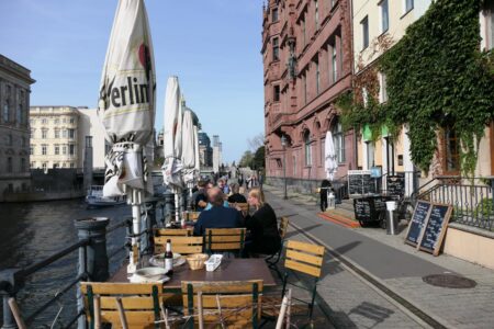 heidis café gäste sitzen draussen am spreeufer