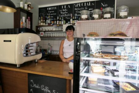 heidis café bedienung am tresen